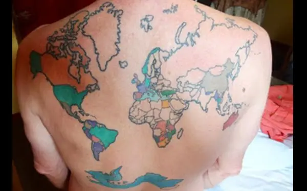 Viajero se tatuó un mapamundi en la espalda