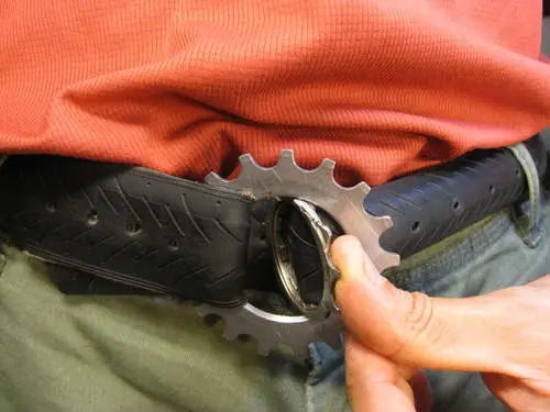 Como hacer un cinturón Casero con piños y cubierta de 1 ru