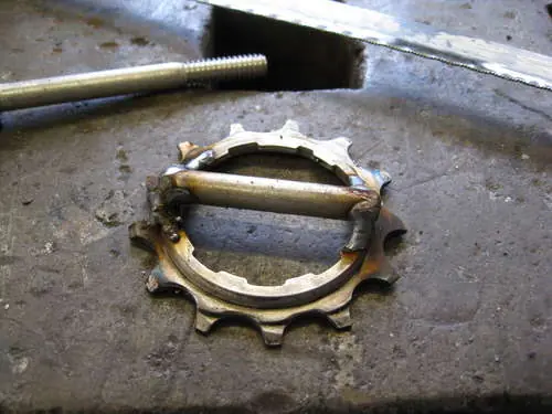 Como hacer un cinturón Casero con piños y cubierta de 1 ru