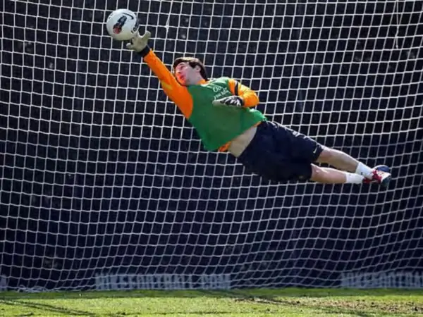 El mejor jugador del planeta también ataja, tiembla Valdés