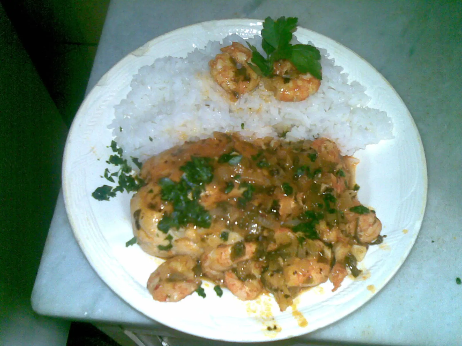 Pechugas de pollo con salsa de tomate y camarones