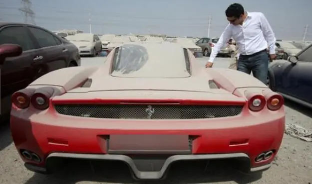 miles de coches de lujo abandonados en Dubai y Abu Dhabi