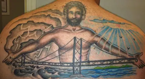 Conozca al sacerdote que hace tatuajes