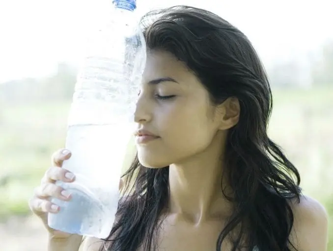 Tomar agua sí adelgaza