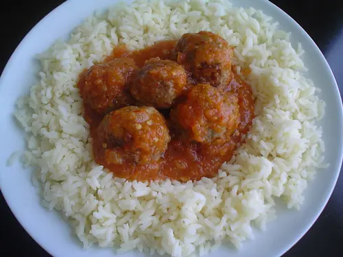 Arroz con salsa y albóndigas...