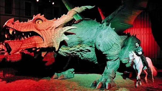 Un dragón robótico gigante que escupe fuego