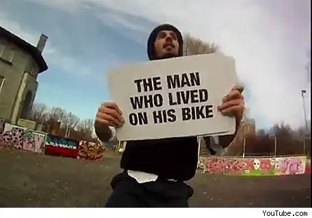 El hombre que vivió un año en su bicicleta (VIDEO)