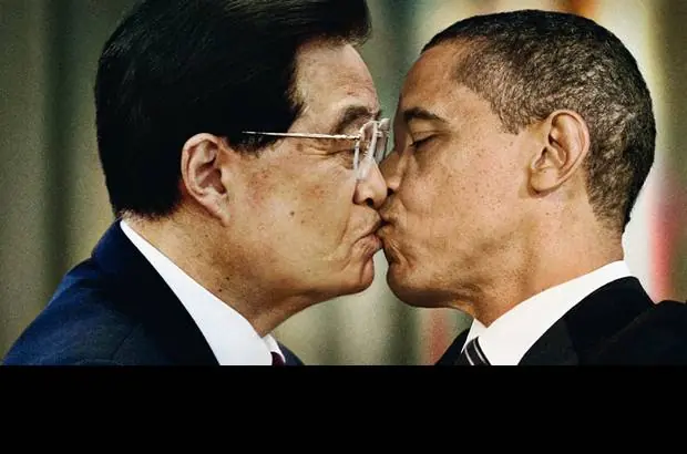 Campaña publicitaria Lideres Mundiales Besándose