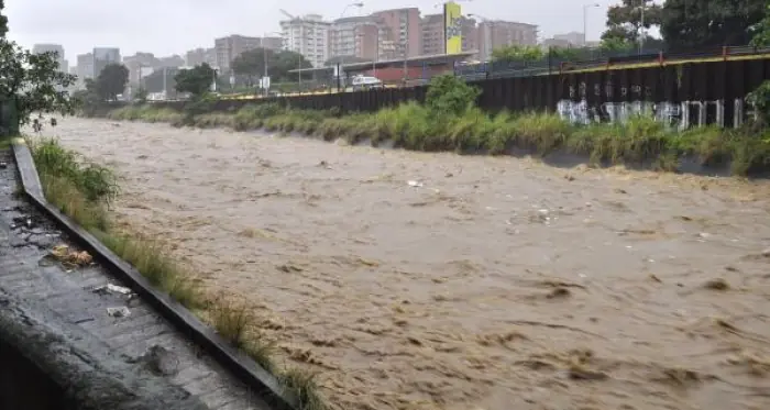 Venezuela: La basura del Guaire termina en Río Chico