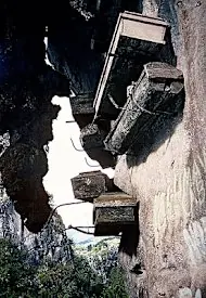 El misterio de los ataúdes colgantes