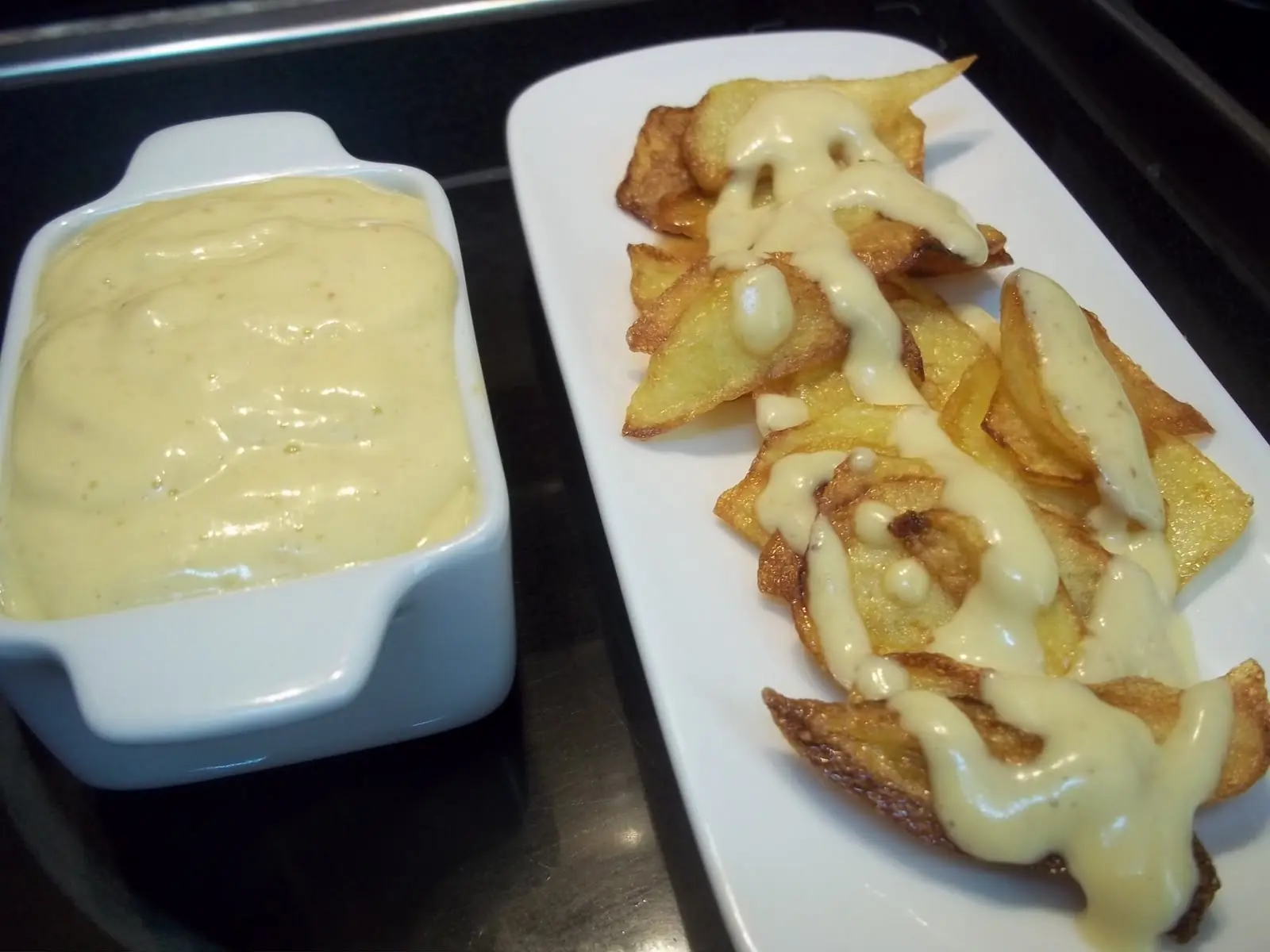 Papas fritas con salsa de huevo frito.