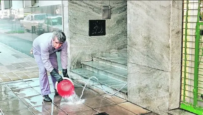 Polémica por el derroche de agua para lavar veredas