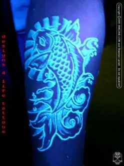 tatuajes con luz negra