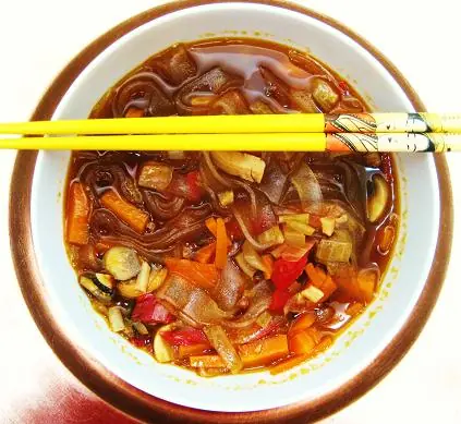 Sopa china: hecha con fideos