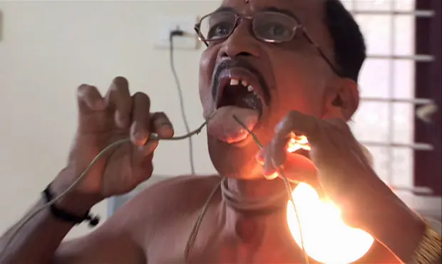La rara historia del Indio que es inmune a la electricidad