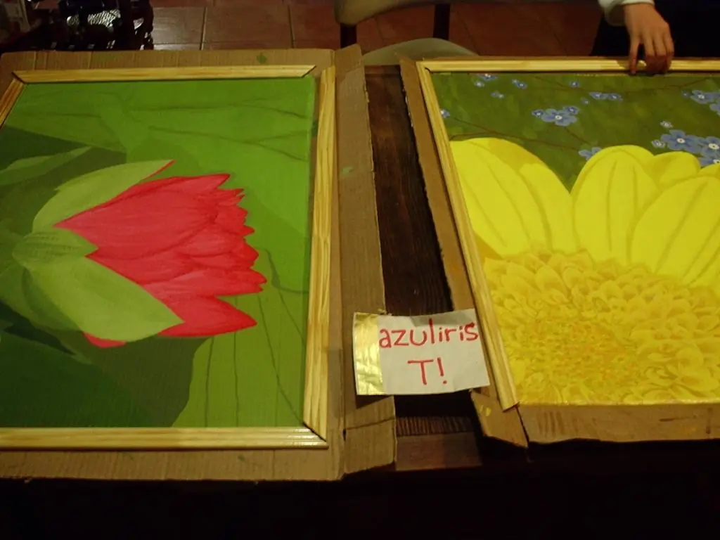2 cuadros para la abuela con una caja y mucha paciencia