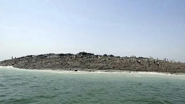 Una isla emerge tras el terremoto de Pakistán