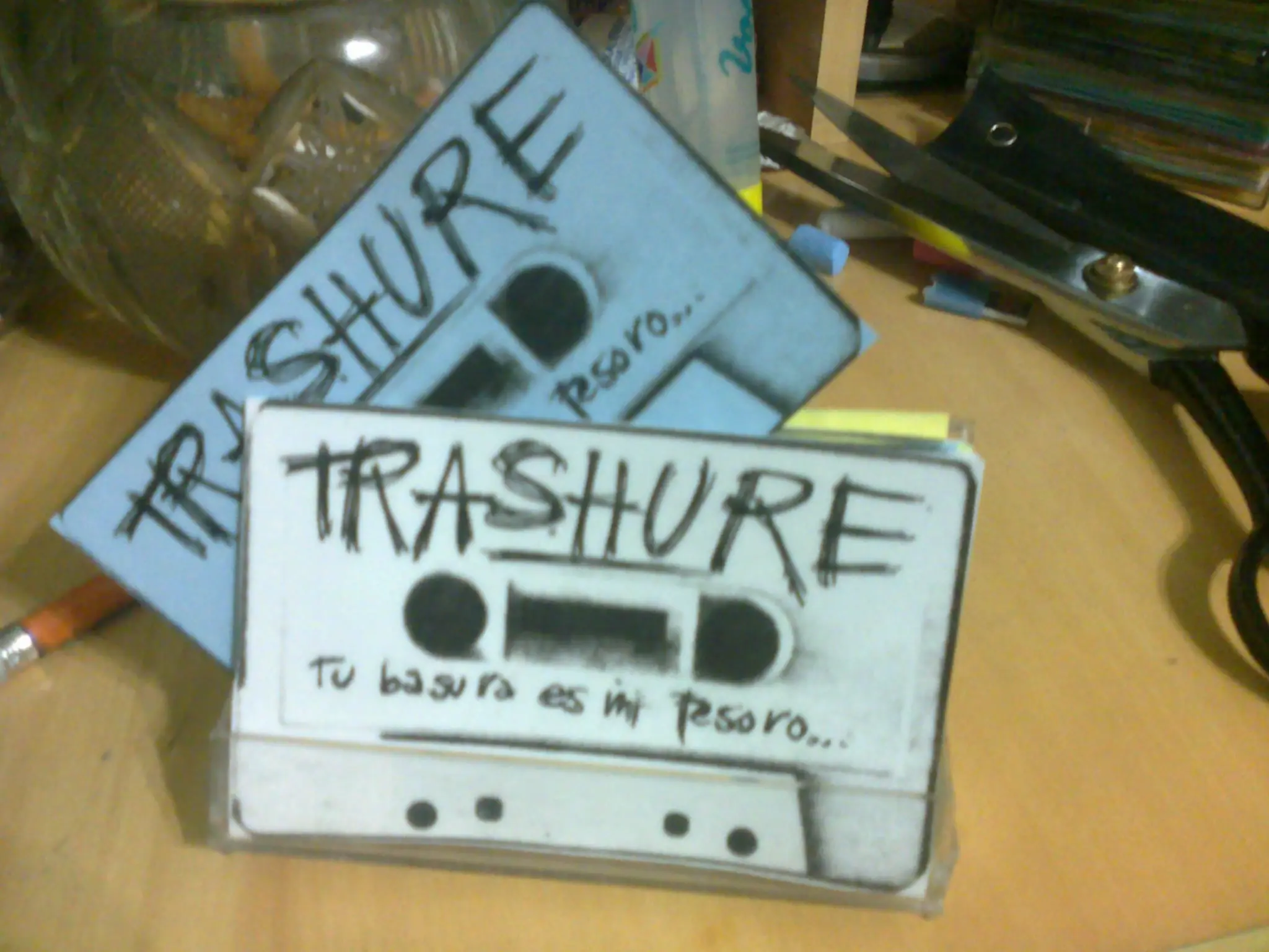 Anotadores con cajas de cassettes.