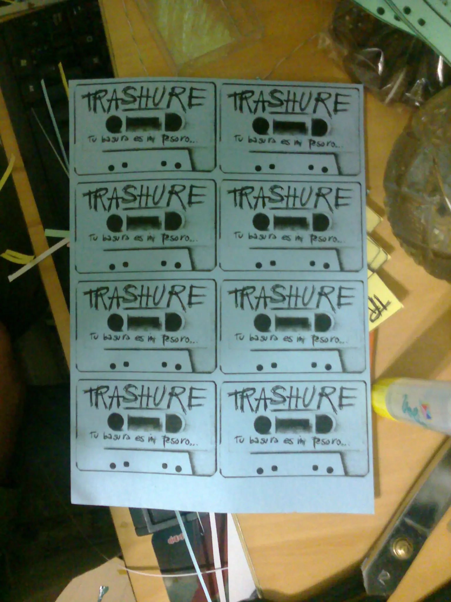 Anotadores con cajas de cassettes.