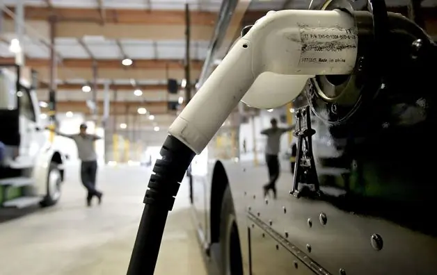 Autos Tesla contra grandes fabricas