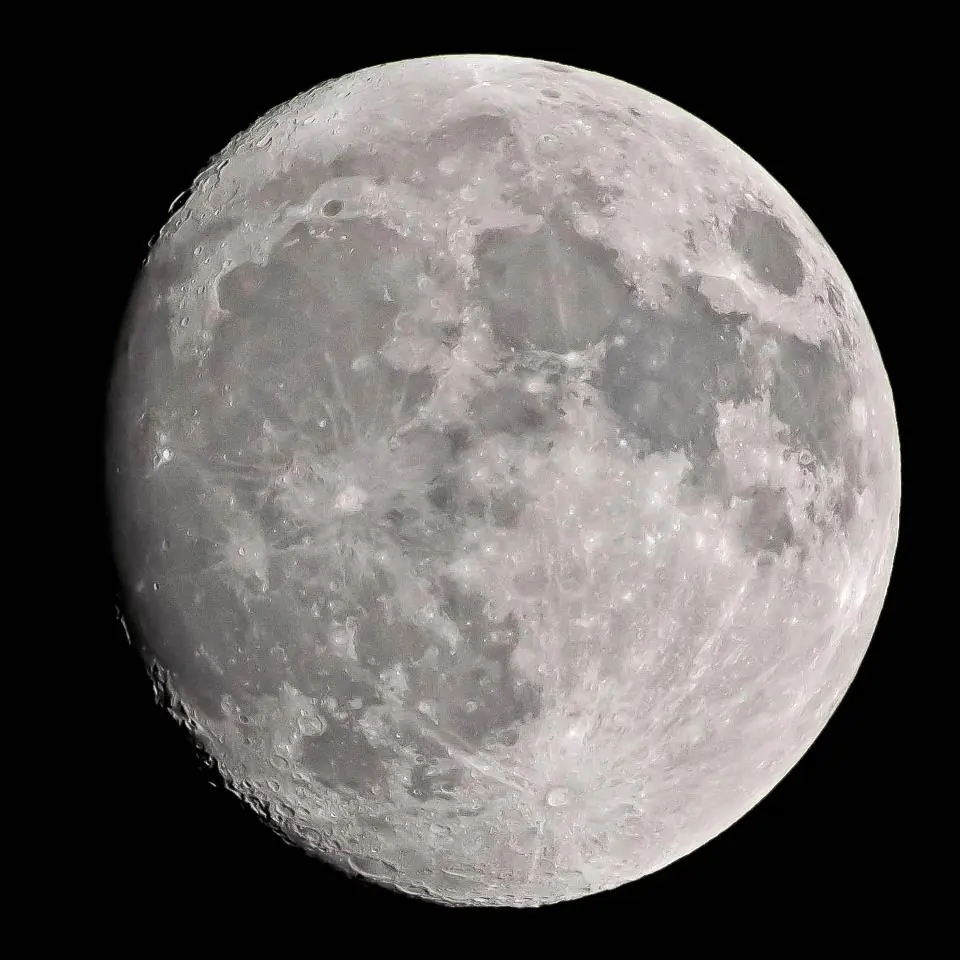 El cráter más luminoso de la Luna
