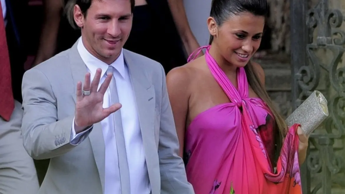 Lionel Messi, junto a su novia Antonella, en la boda de ...
