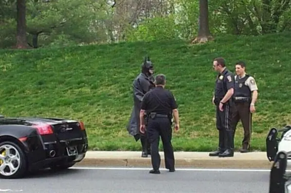 Detienen a Batman por irregularidades en la matrícula de su
