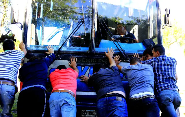 Grupo de amigos compró un colectivo para ir al Mundial 2014