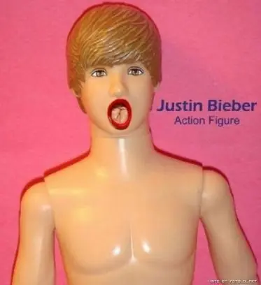 Justin Bieber furioso por muñeco inflable
