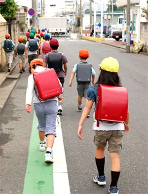Los niños japoneses -relativo a su escuela.