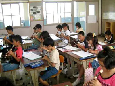 Los niños japoneses -relativo a su escuela.