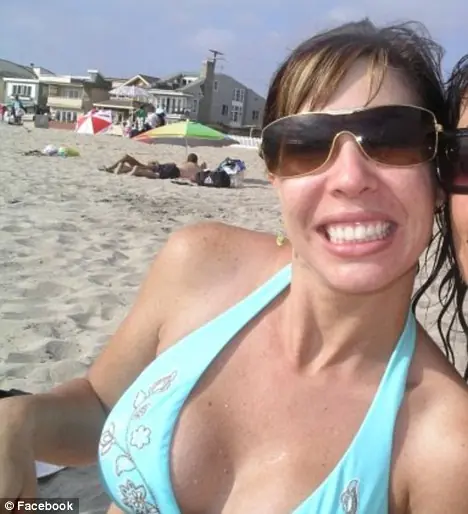 Detienen a sexy madre que seducía a los amigos de su hijo