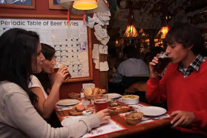 Turistas en Bariloche ponderan cerveza artesanal de montaña