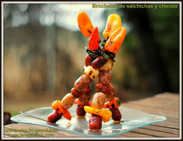 Brochetas de salchichas y chorizo.