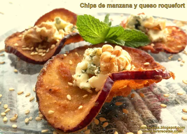 Chips de manzana y queso roquefort.