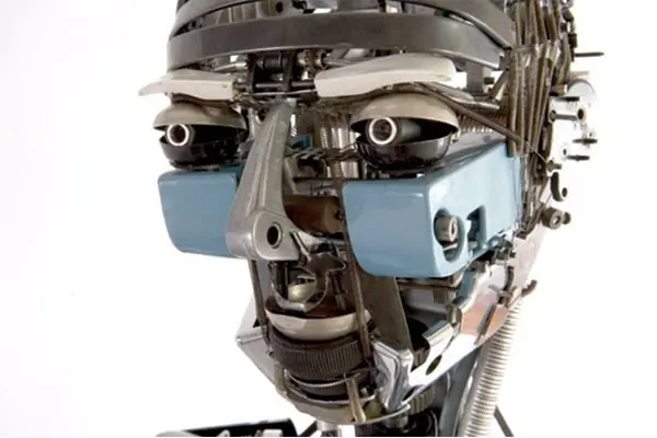 Robots Hechos Con Partes de Maquinas de escribir