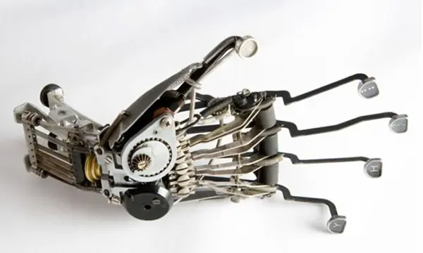 Robots Hechos Con Partes de Maquinas de escribir