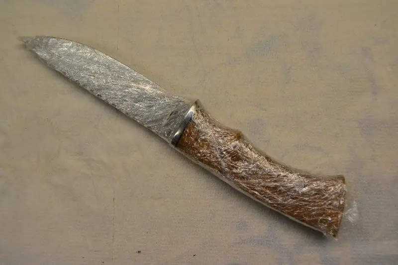 Tenes un cuchillo sin funda. Hacete una al toque.