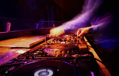 El DJ de música electrónica no es músico.