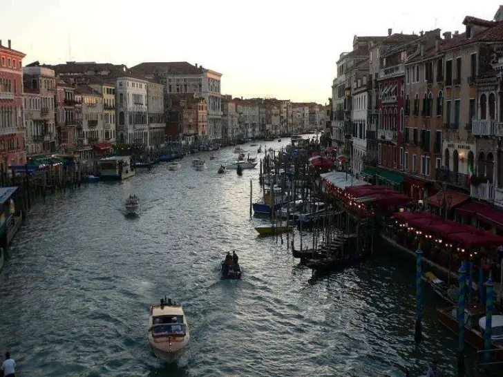 Al norte de Italia, en la costa del mar Adriático, La Reyna