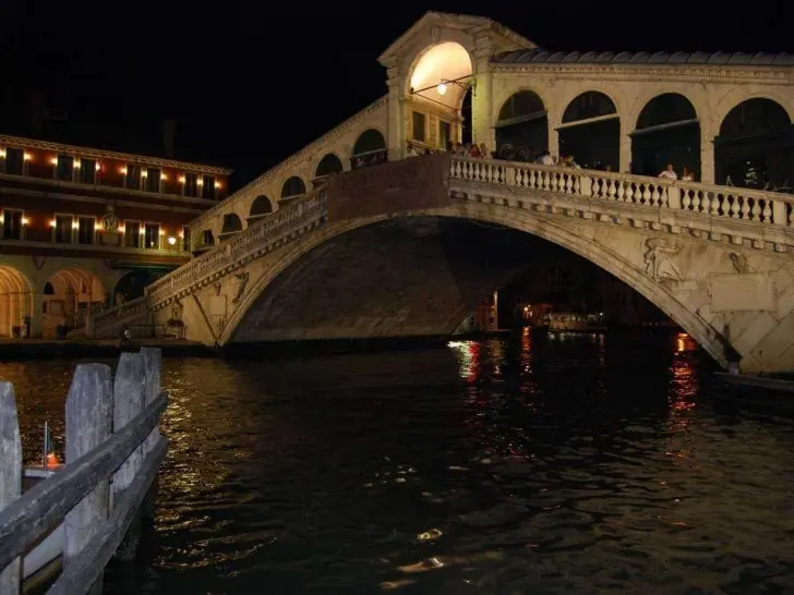 Al norte de Italia, en la costa del mar Adriático, La Reyna