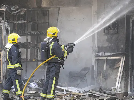 ¿Por qué el agua apaga el fuego?