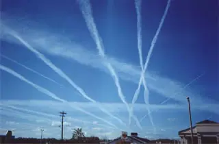 ¿Qué son esas lineas blancas que dejan los aviones al pasa