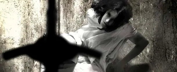Una adolescente es crucificada durante 7 días en un exorcis