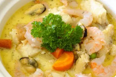 Caldillo de congrio con camarones: comida Chilena