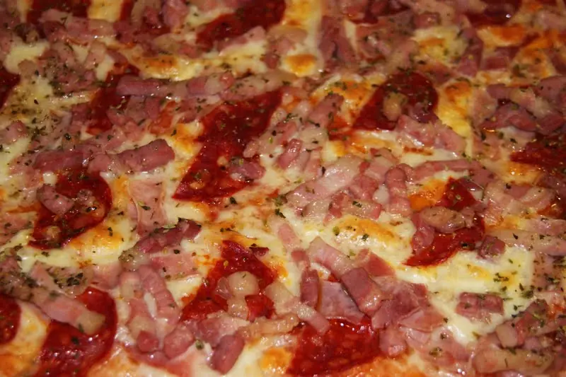 Pizza de jamón con panceta y salame