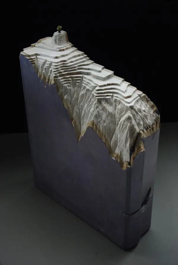 Esculturas interesantes hechas con libros..... Increible