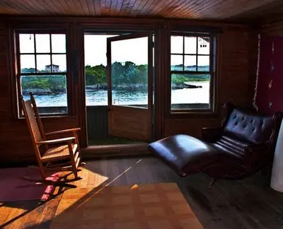 mansion sobre una roca