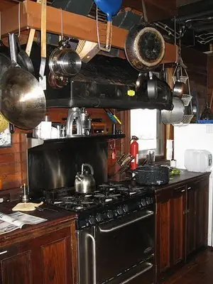 una mansion en la mitad de una piedra