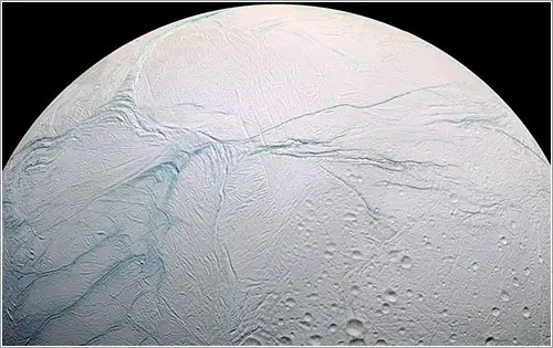 Descubren un océano salado en Encélado, una luna de Saturn